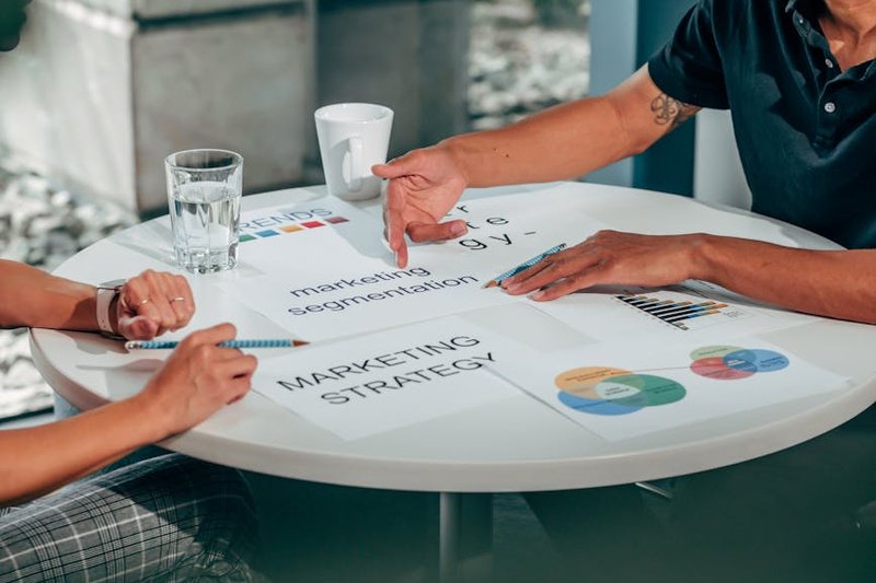 tim marketing berdiskusi strategi