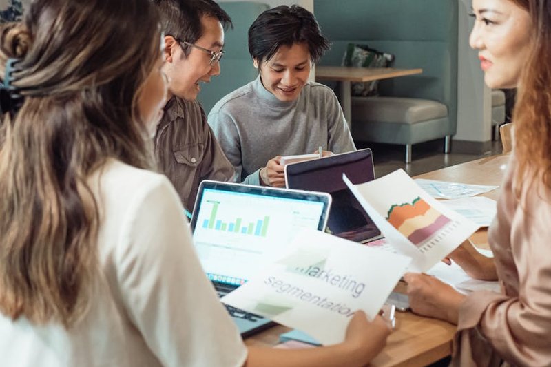 tim marketing berdiskusi dengan grafik